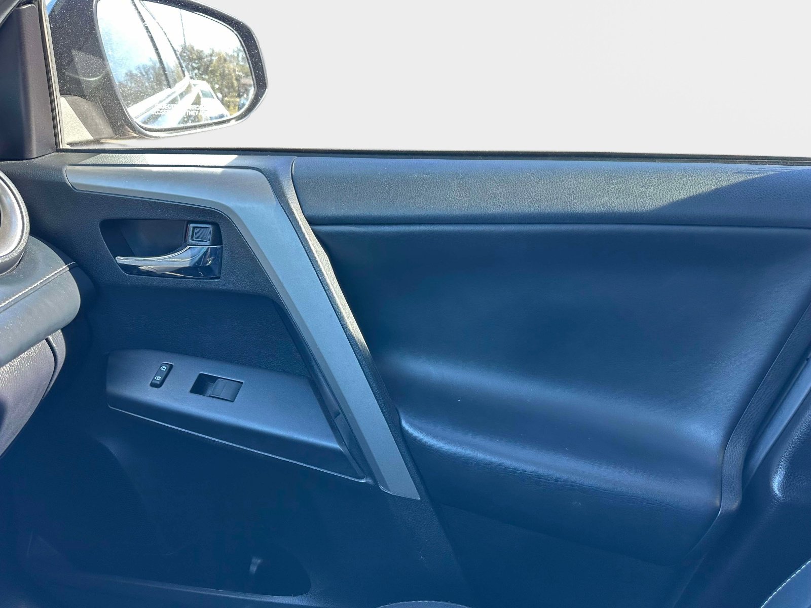 Used 2018 Toyota RAV4 XLE image 21