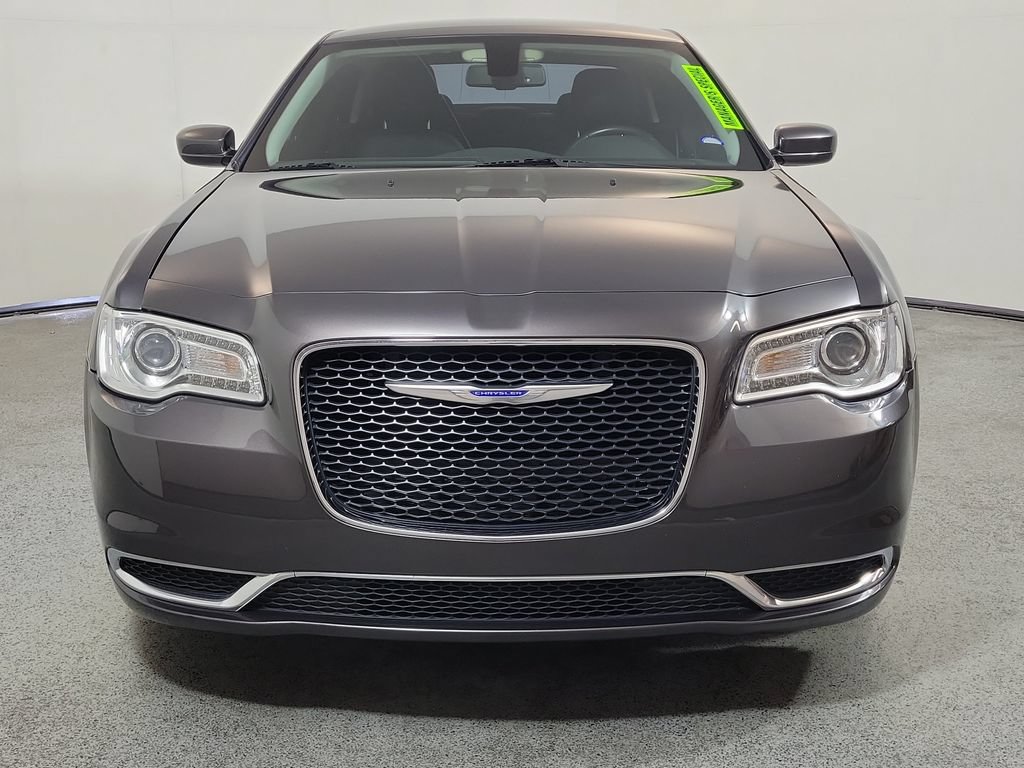 Used 2018 Chrysler 300 Touring RWD image 2