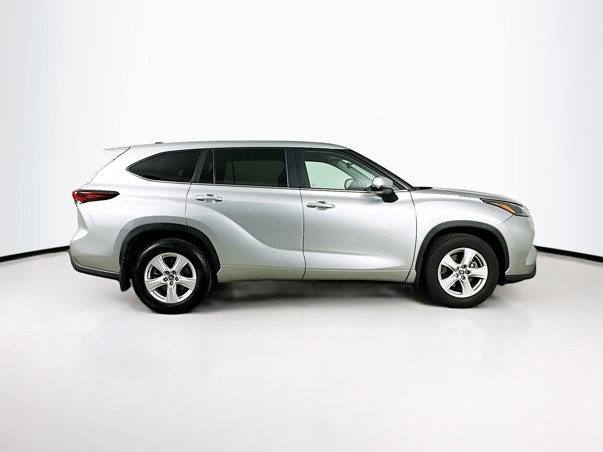 Used 2024 Toyota Highlander LE image 10