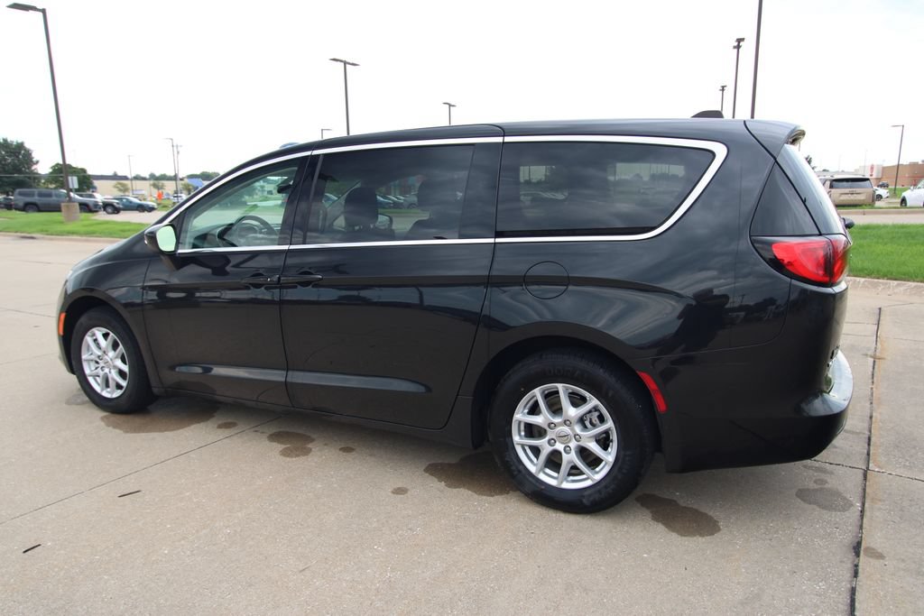 Used 2022 Chrysler Voyager LX FWD image 17