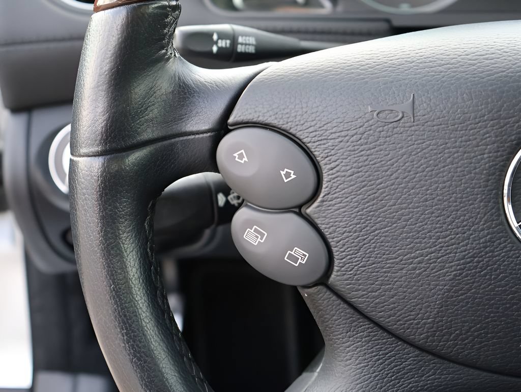 Used 2008 Mercedes-Benz SL 550 image 32