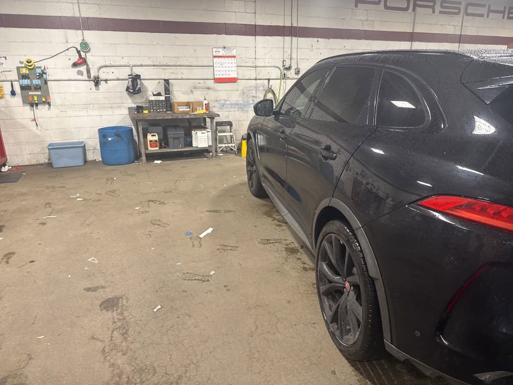 Used 2020 Jaguar F-PACE SVR image 11