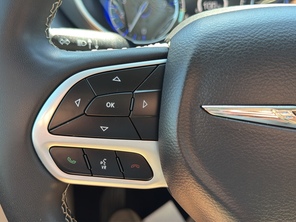 Used 2024 Chrysler Pacifica Touring-L FWD image 20