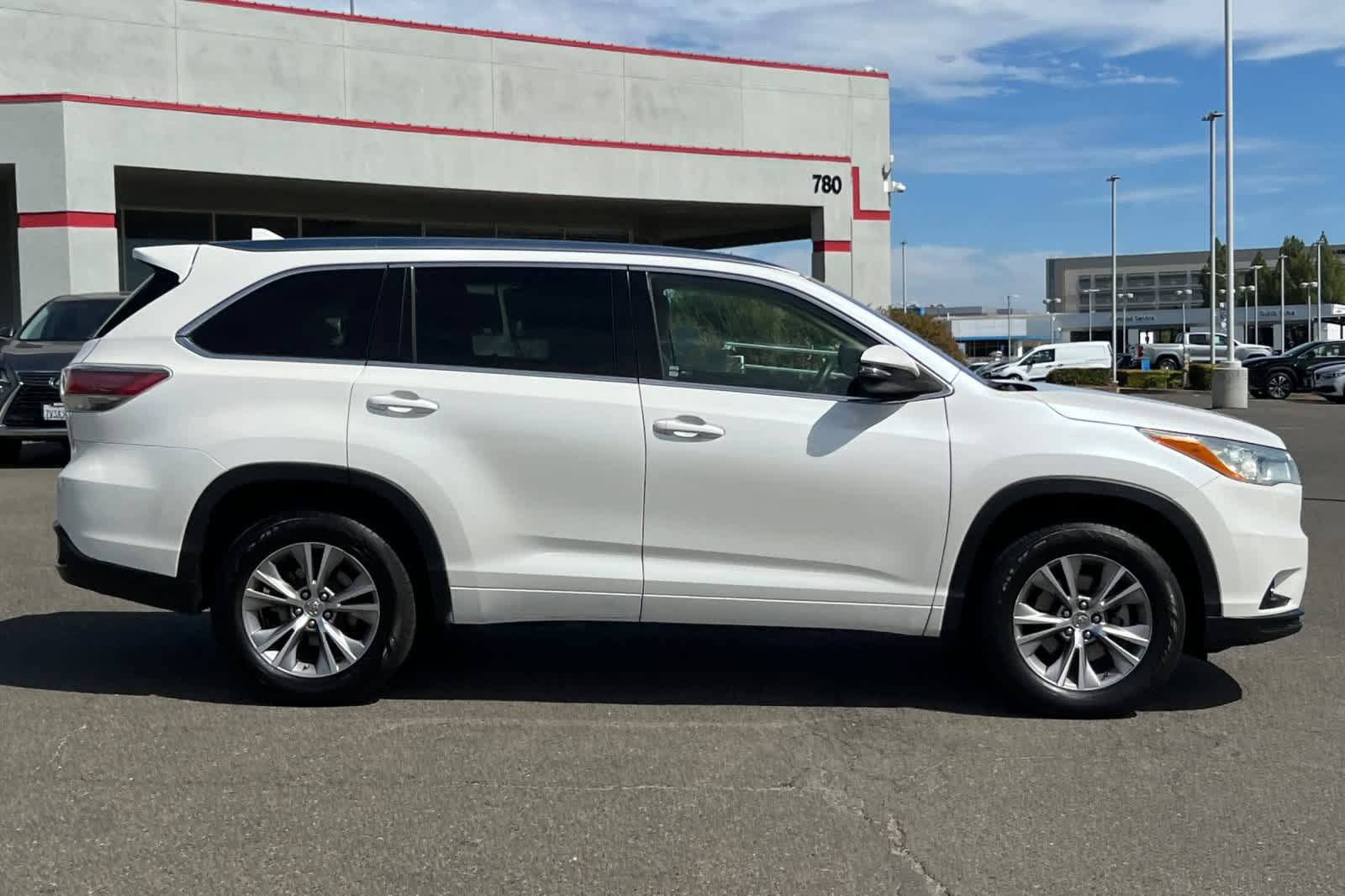 Used 2014 Toyota Highlander XLE FWD image 6