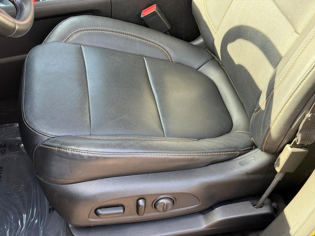 Used 2020 Chevrolet Traverse Premier w/ LPO, Blackout Package FWD image 27