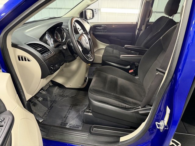 Used 2018 Dodge Grand Caravan SE w/ UConnect Hands-Free Group image 12