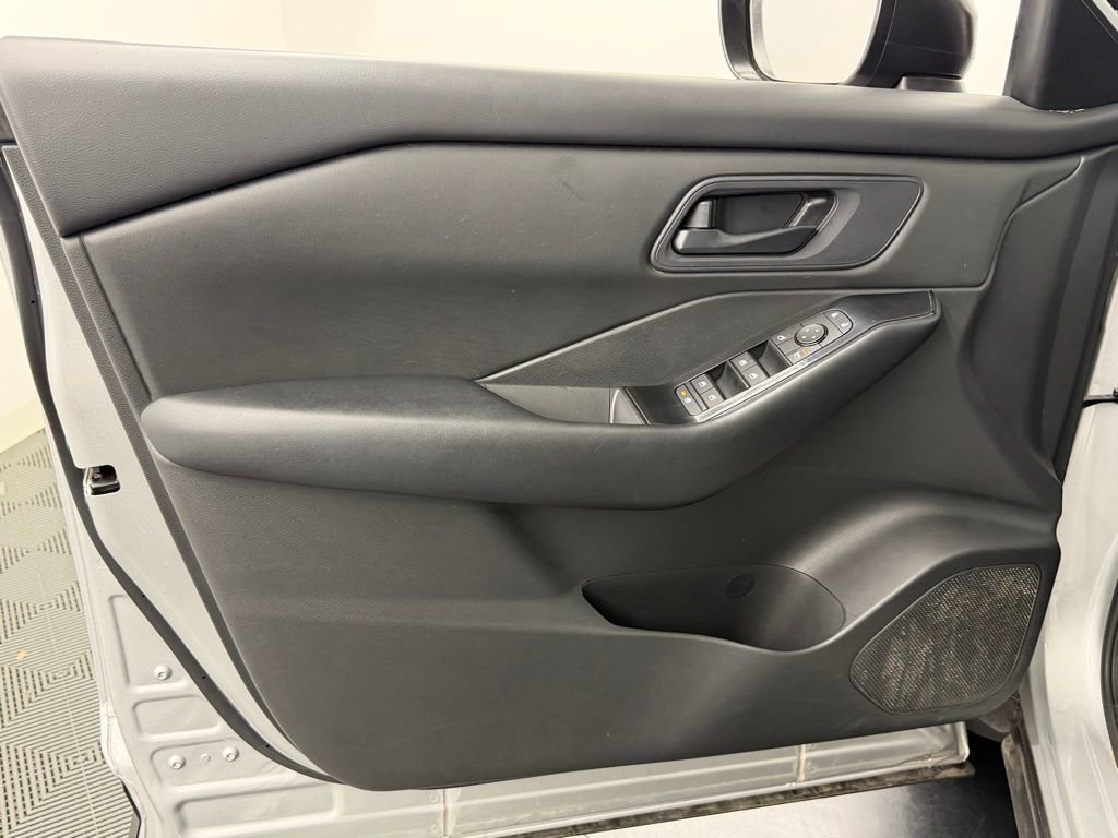 Used 2024 Nissan Rogue S FWD image 19