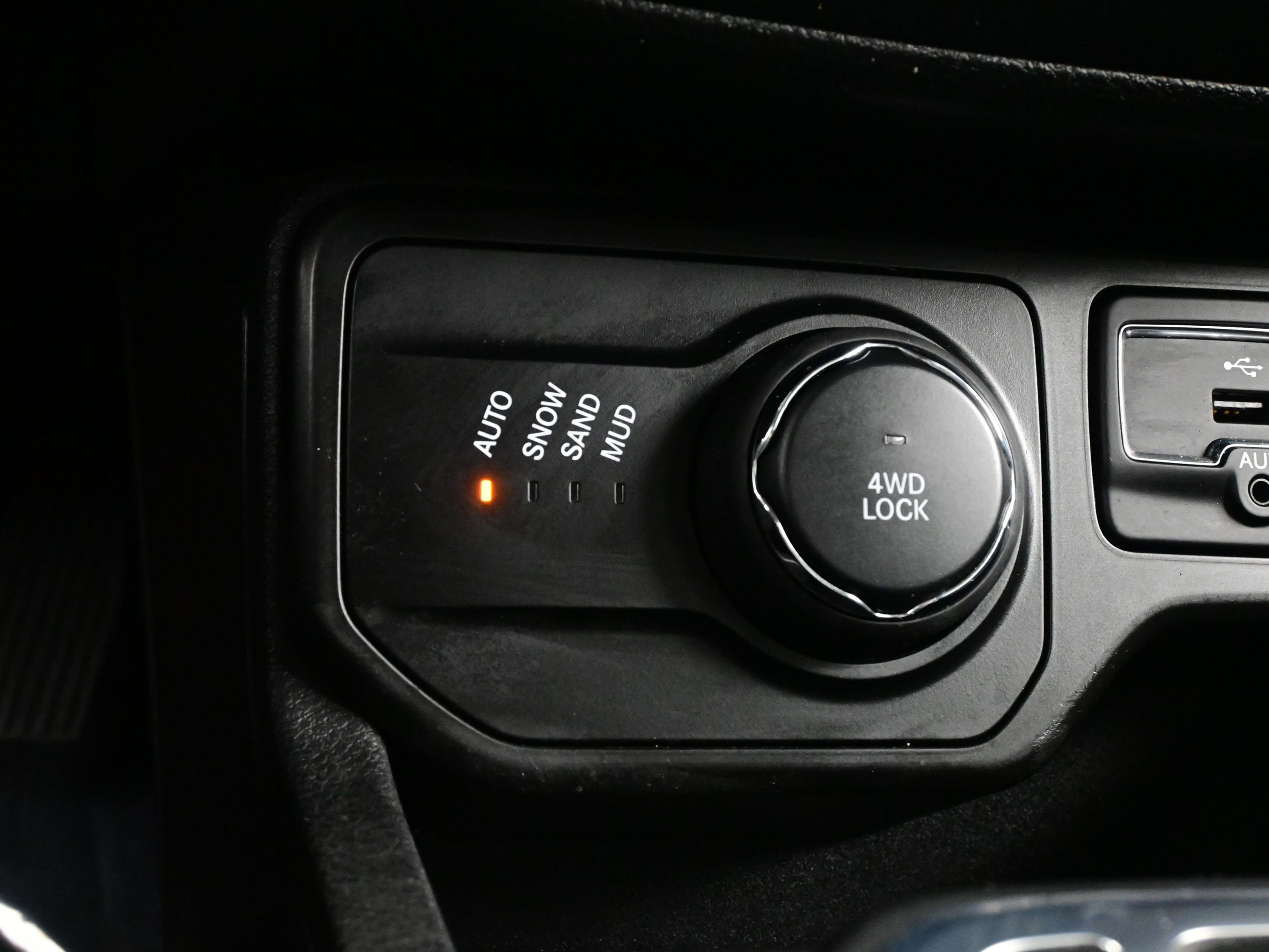 Used 2019 Jeep Renegade Latitude w/ Cold Weather Group image 21