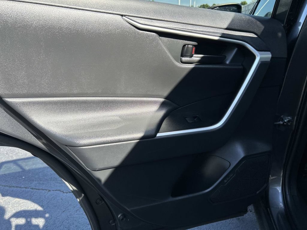 Used 2021 Toyota RAV4 LE AWD/4WD image 11