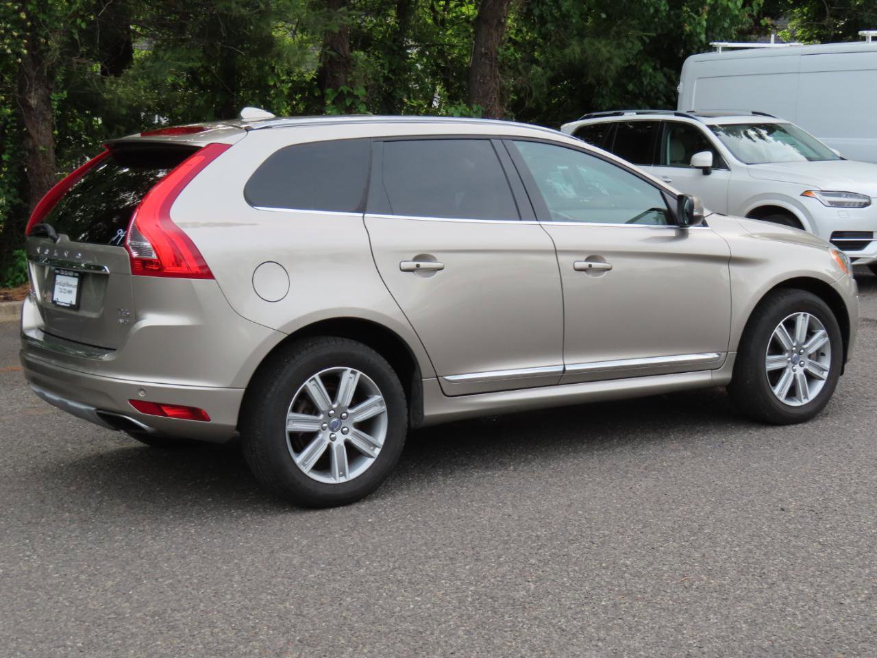Used 2016 Volvo XC60 T6 w/ Proximity Package AWD/4WD image 6