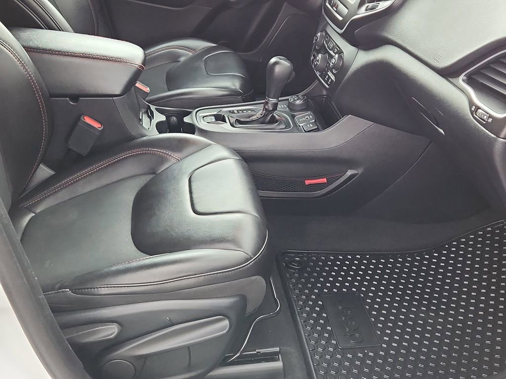 Used 2019 Jeep Cherokee Trailhawk w/ Cold Weather Group image 12