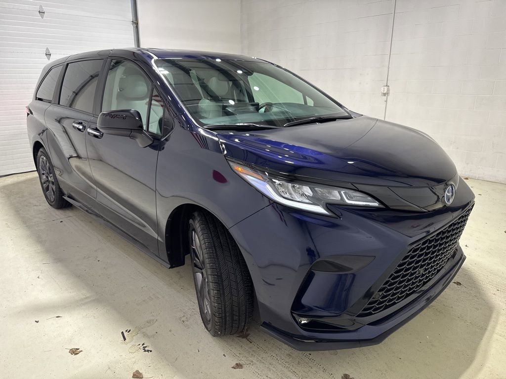 Used 2025 Toyota Sienna XSE image 3