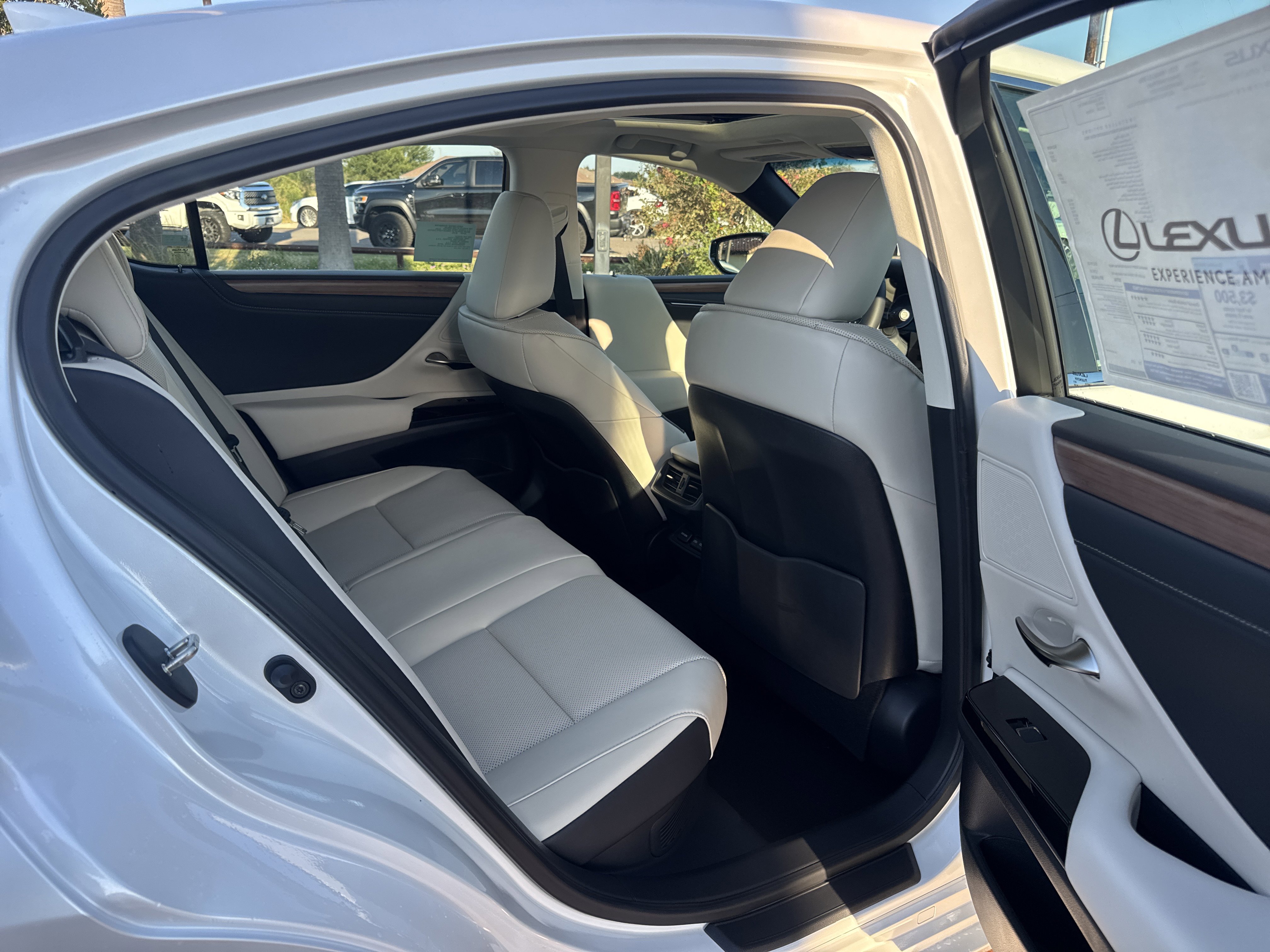 New 2025 Lexus ES 300h w/ Premium Package image 11