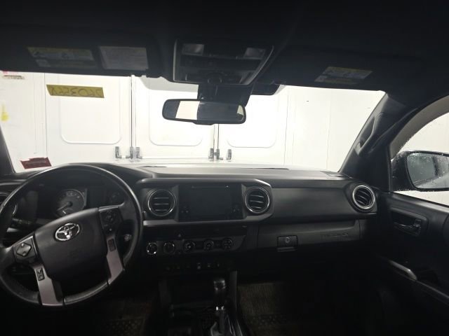 Used 2018 Toyota Tacoma TRD Off-Road w/ Technology Package AWD/4WD image 22