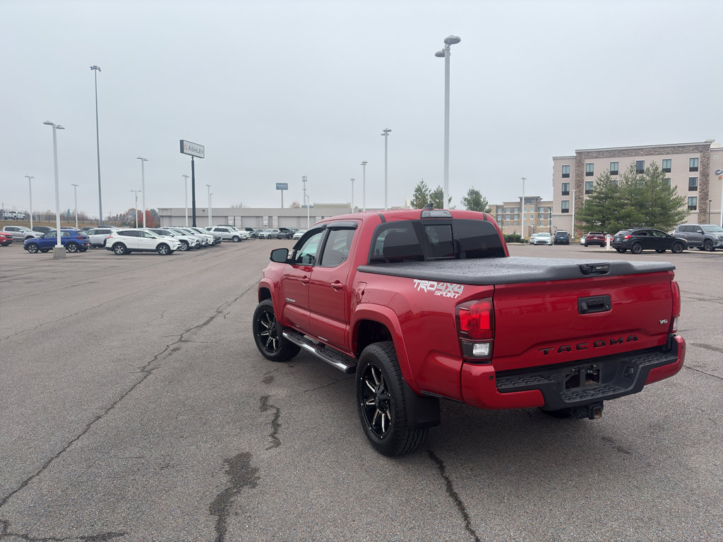 Used 2019 Toyota Tacoma TRD Sport image 3