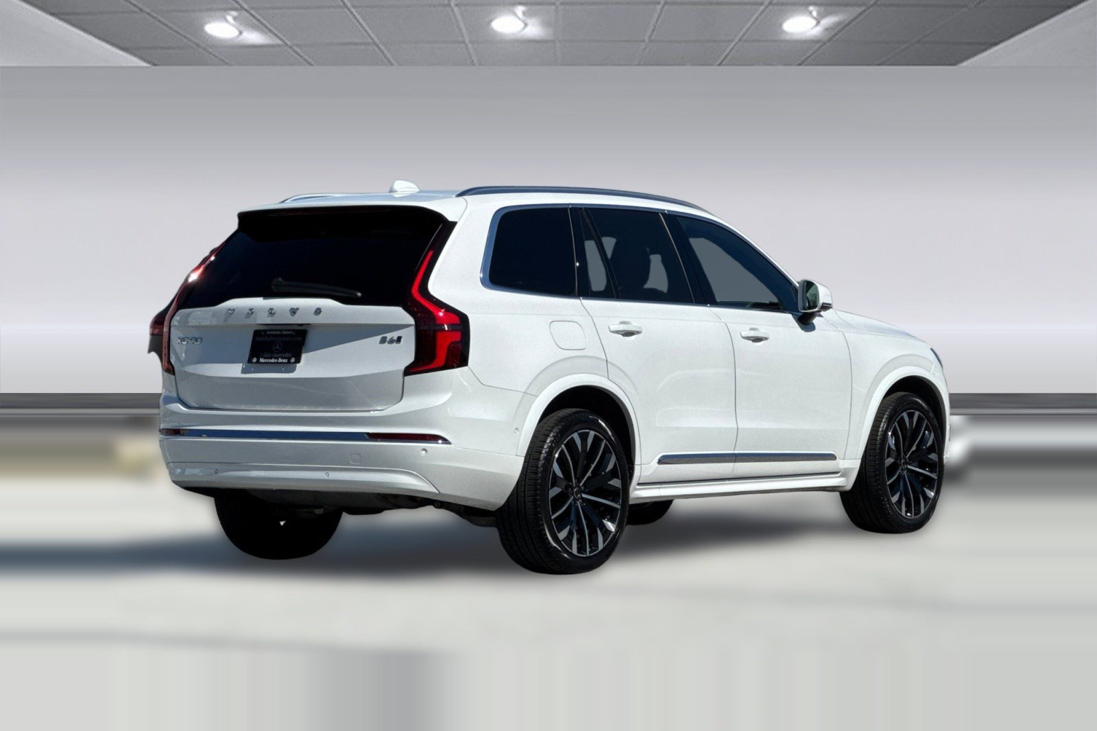 Used 2025 Volvo XC90 B6 Ultra w/ Protection Package Premier image 9