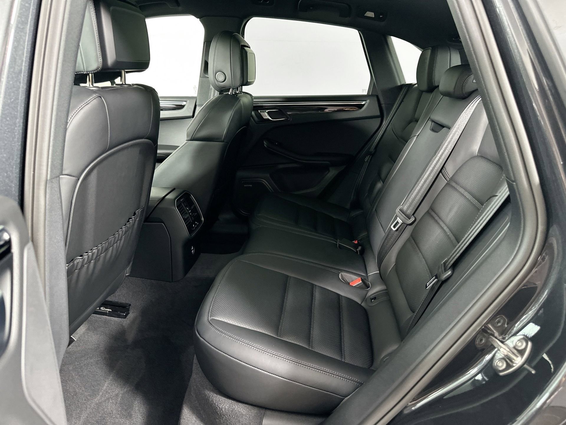 Certified 2025 Porsche Macan image 26