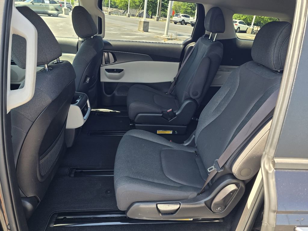 Used 2023 Kia Carnival LX FWD image 12