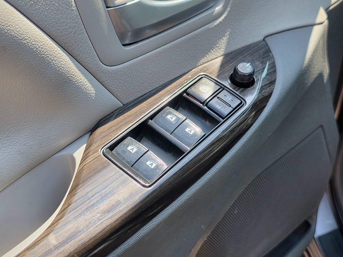 Used 2019 Toyota Sienna XLE w/ XLE Navigation Package FWD image 32