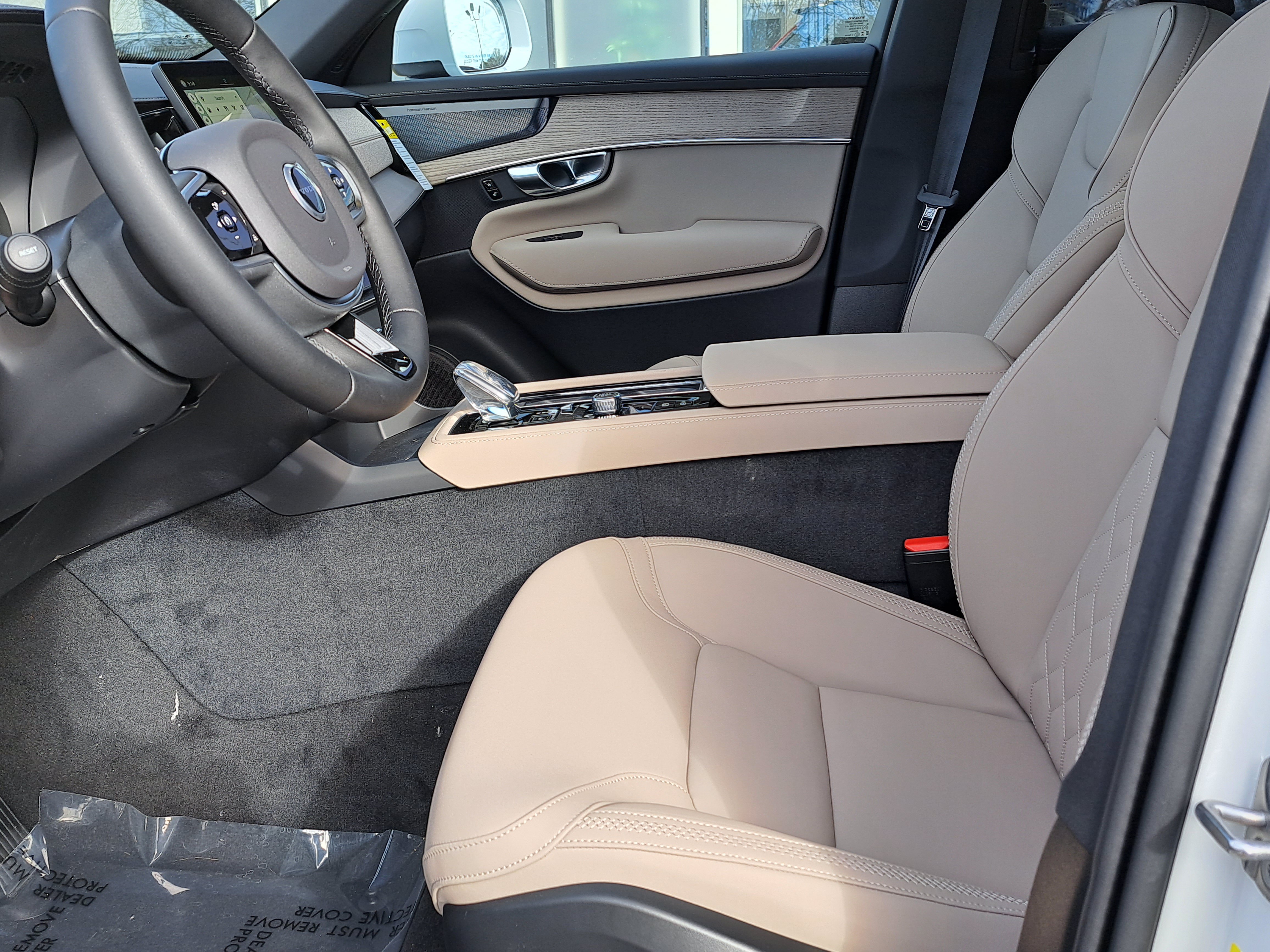 New 2026 Volvo XC90 T8 Plus w/ Protection Package Premier AWD/4WD image 6