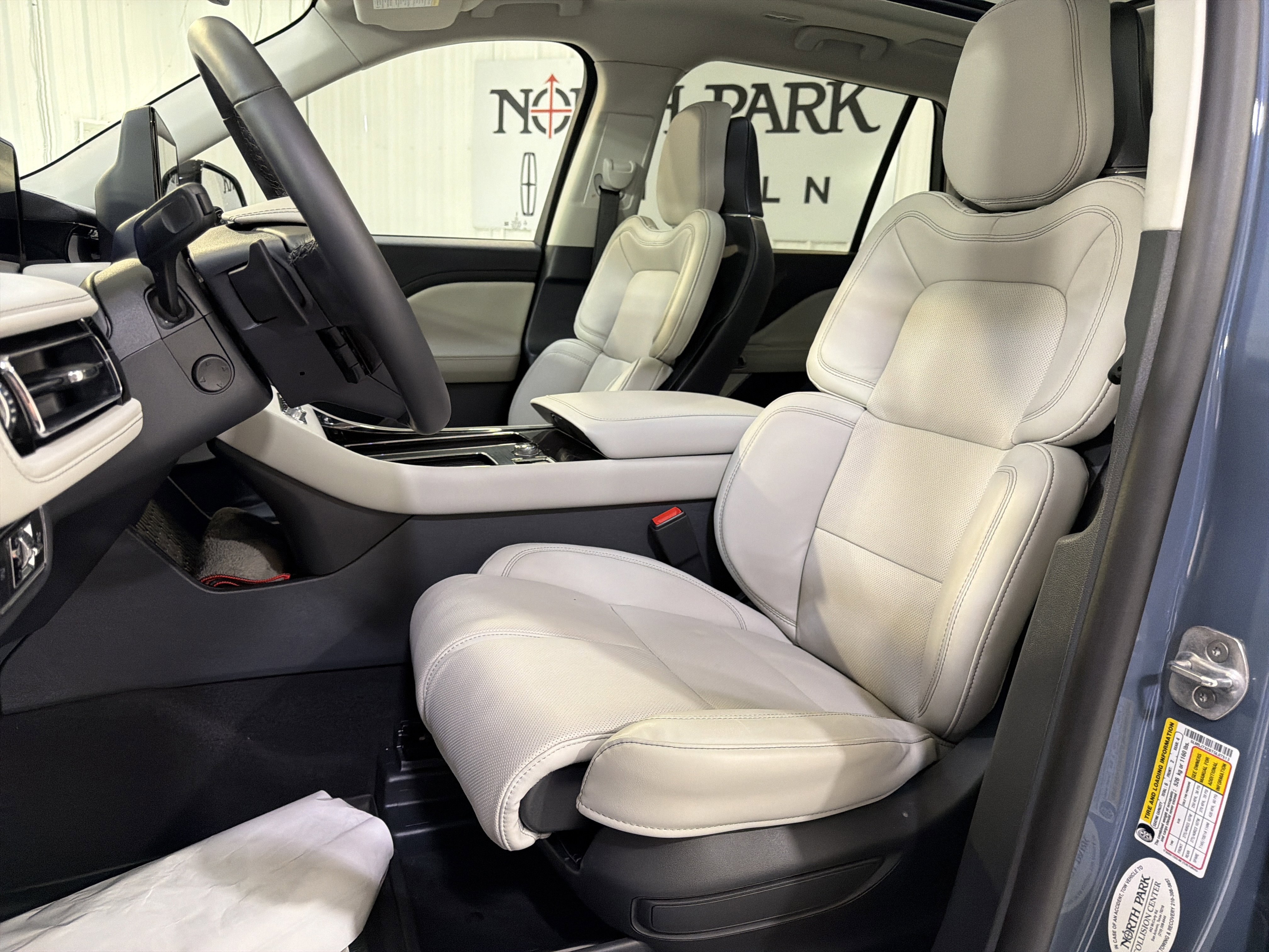 Used 2026 Lincoln Aviator Reserve AWD/4WD image 9