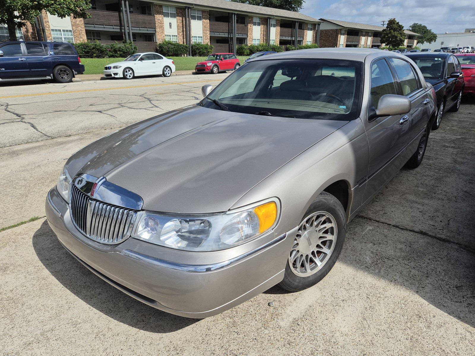 Used 2001 Lincoln Town Car Signature RWD image 1