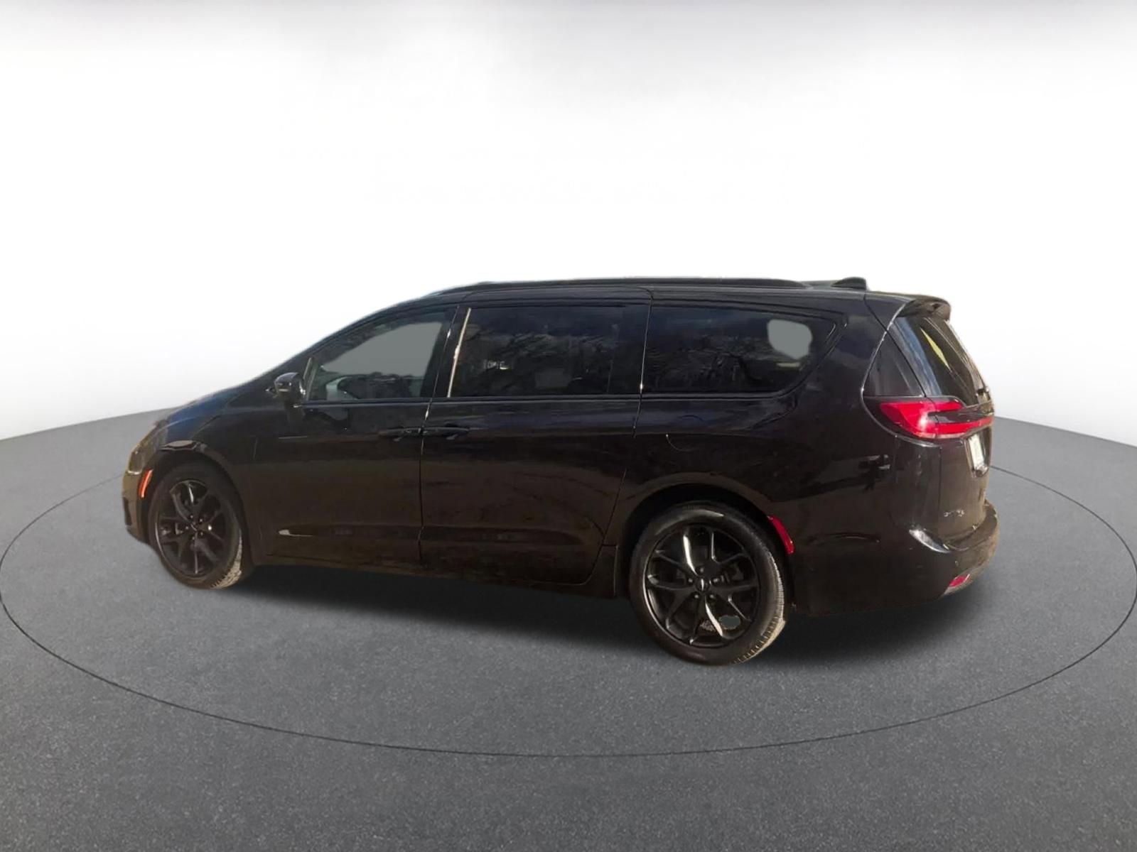 Used 2025 Chrysler Pacifica Limited image 9