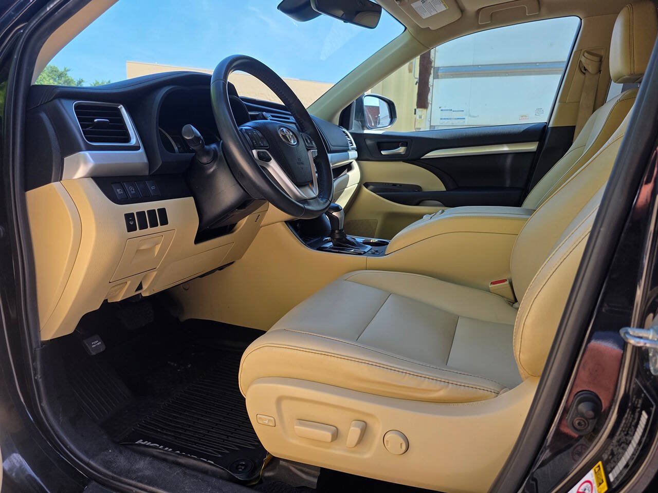 Used 2019 Toyota Highlander XLE AWD/4WD image 12