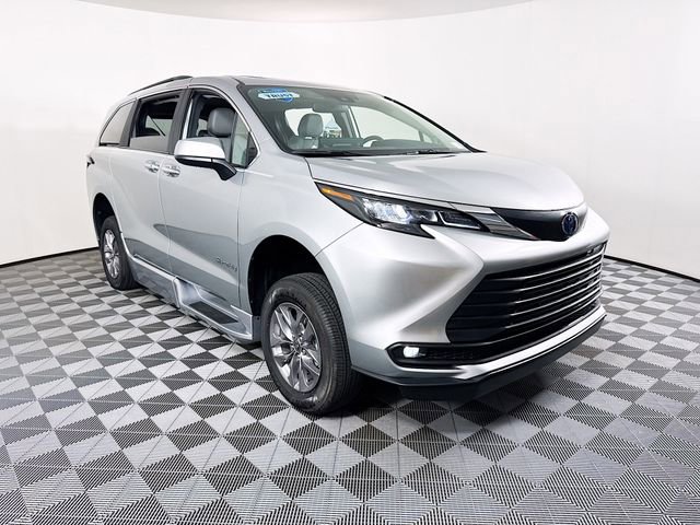 Used 2025 Toyota Sienna XLE w/ XLE Plus Package FWD image 1