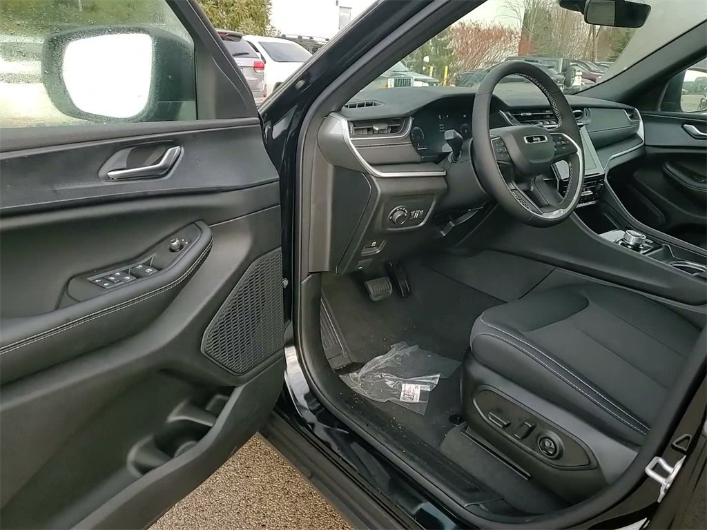 New 2025 Jeep Grand Cherokee Laredo X w/ Luxury Tech Group I image 25