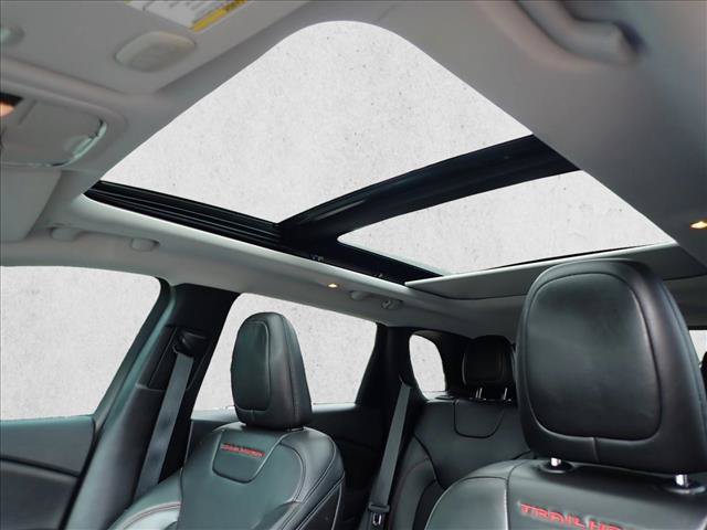 Used 2019 Jeep Cherokee Trailhawk w/ Comfort/Convenience Group AWD/4WD image 12