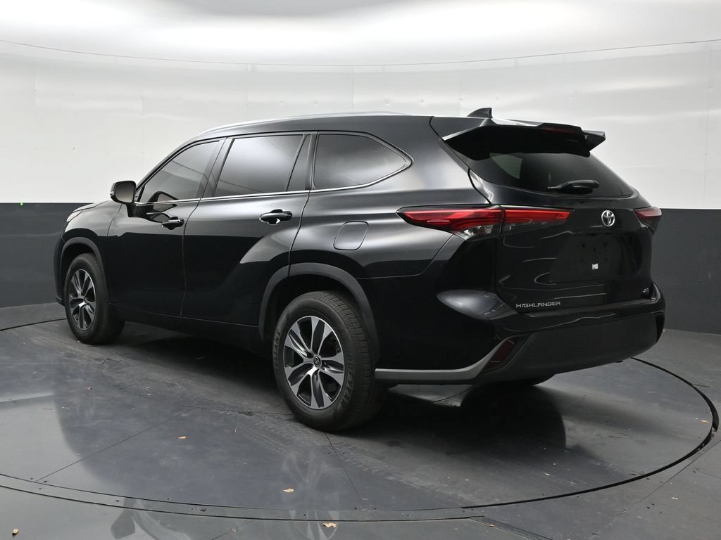 Used 2021 Toyota Highlander XLE FWD image 3