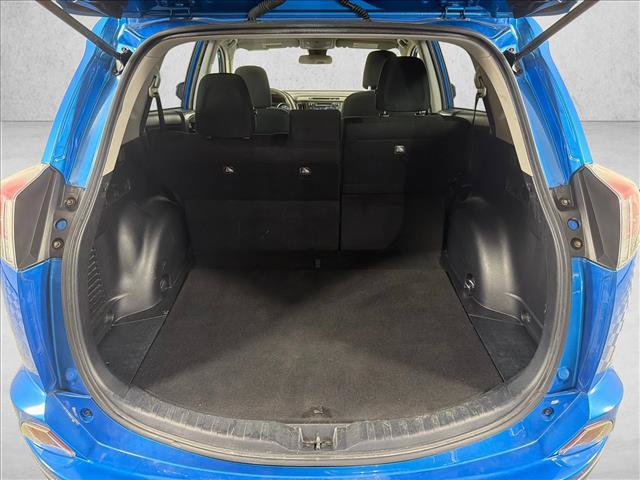 Used 2018 Toyota RAV4 LE AWD/4WD image 18