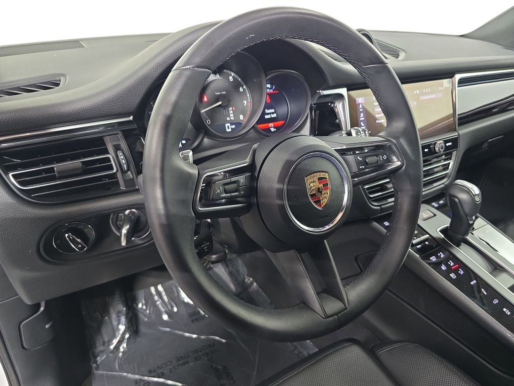 Certified 2025 Porsche Macan image 4