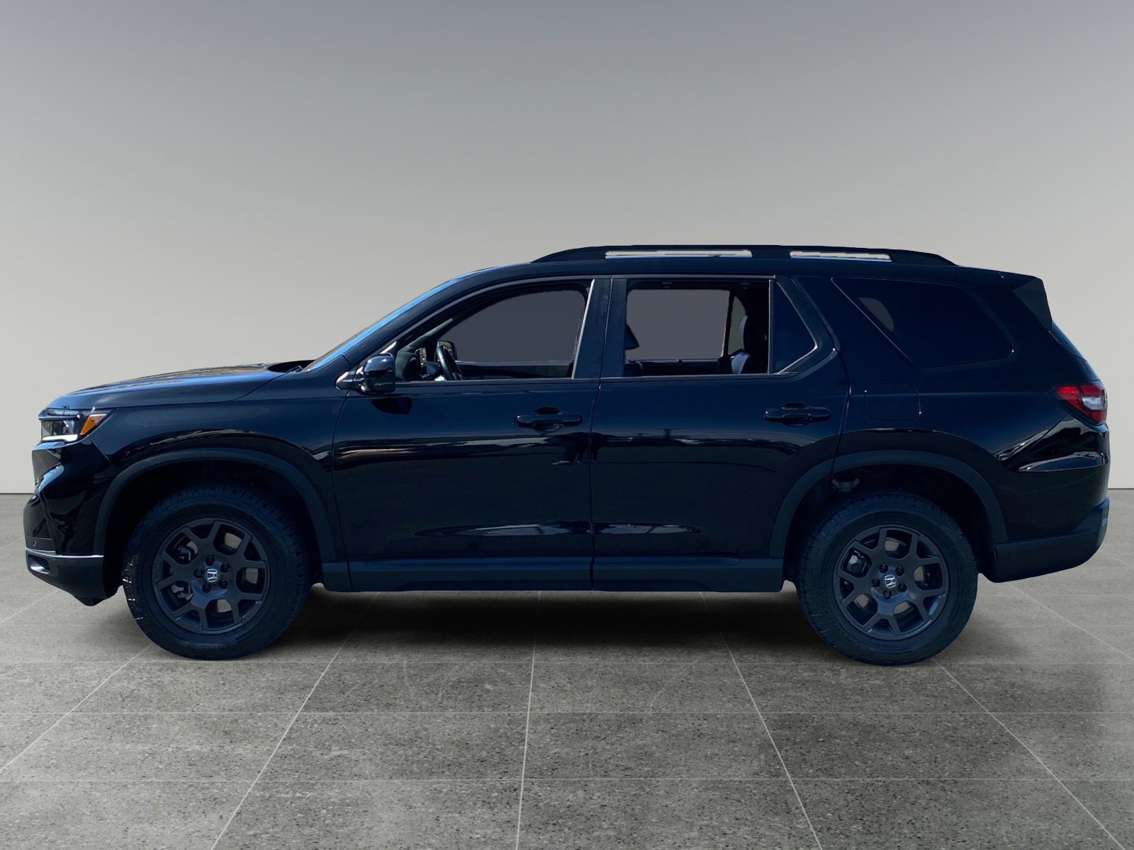 Used 2025 Honda Pilot TrailSport image 2