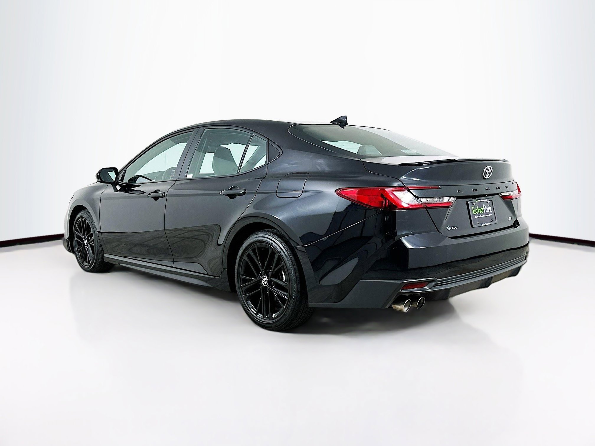 Used 2025 Toyota Camry SE image 5