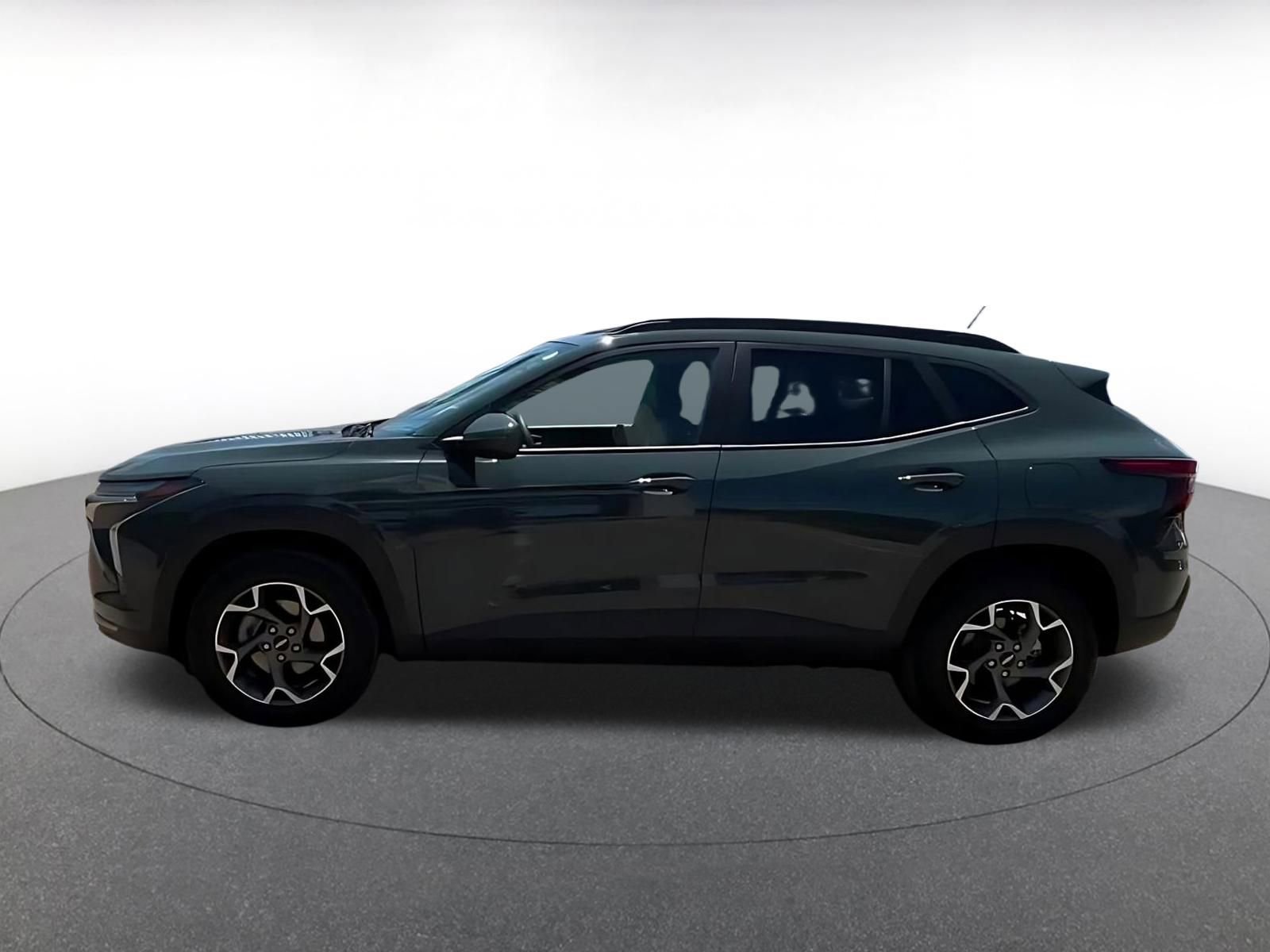 Used 2025 Chevrolet Trax LT FWD image 9