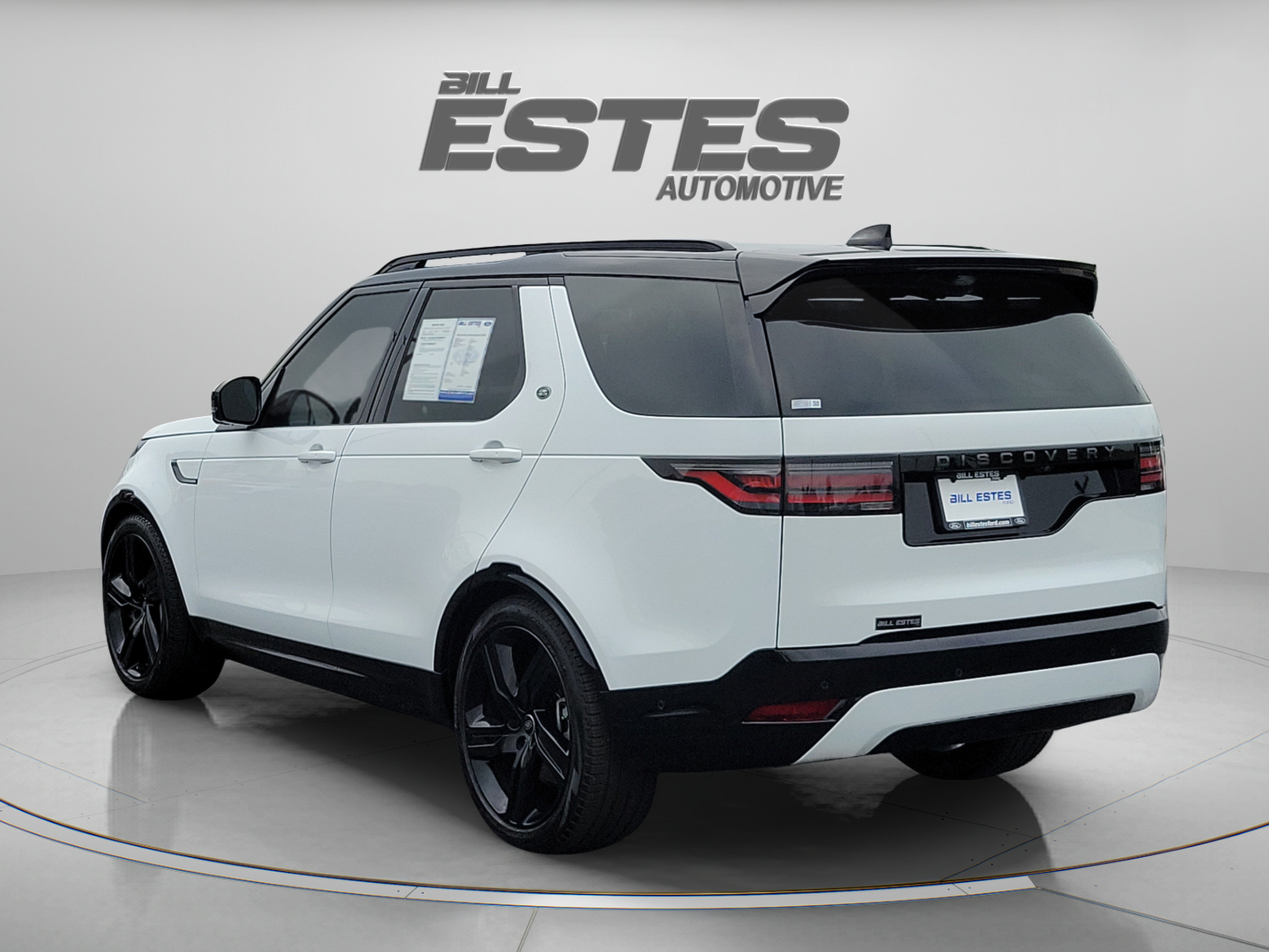 Used 2024 Land Rover Discovery Dynamic SE AWD/4WD image 2