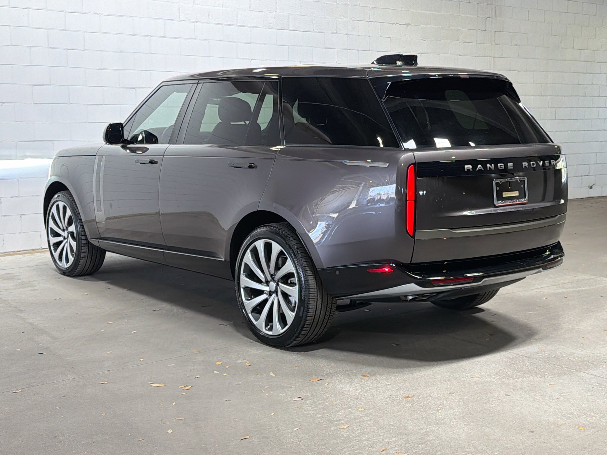 Used 2025 Land Rover Range Rover Long Wheelbase SE image 3