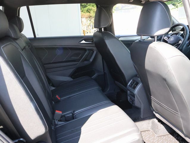 Used 2024 Volkswagen Tiguan SE R-Line FWD image 11