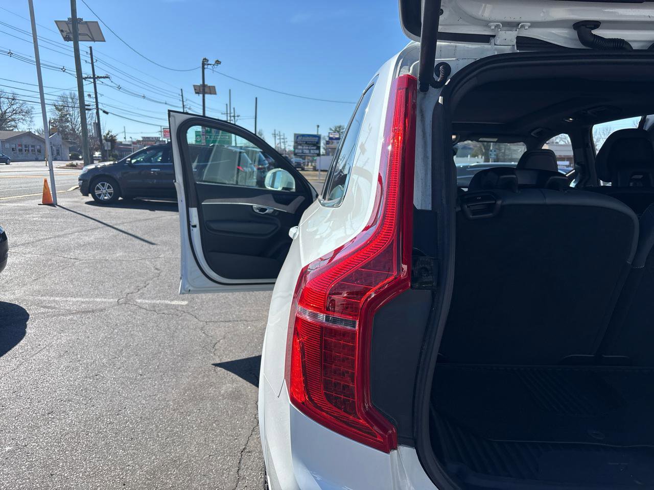 Used 2023 Volvo XC90 T8 Ultimate w/ Protection Package Premier image 18