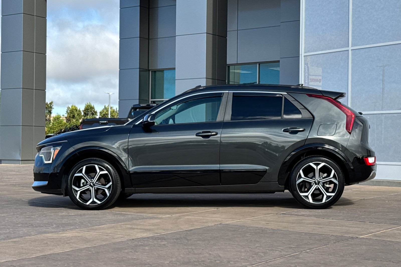 Used 2024 Kia Niro EX Touring FWD image 7