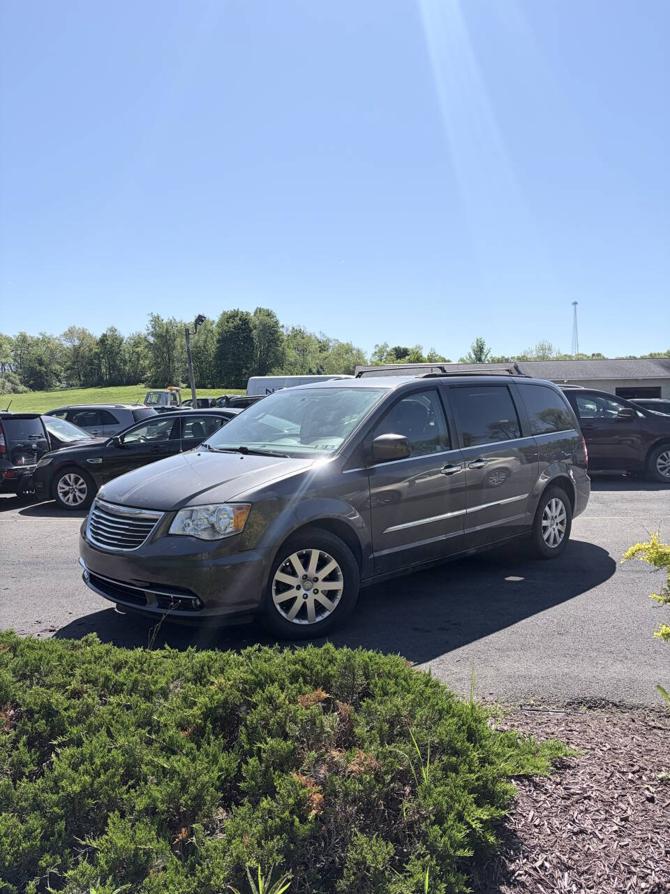 Used 2016 Chrysler Town & Country Touring w/ Driver Convenience Group FWD image 2