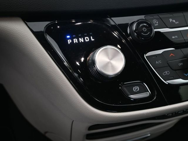 Used 2024 Chrysler Pacifica Touring-L image 23