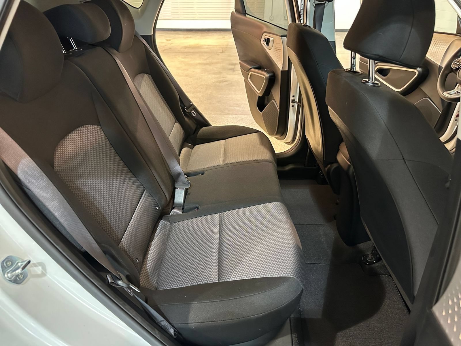 Used 2025 Kia Soul LX w/ LX Technology Package FWD image 36