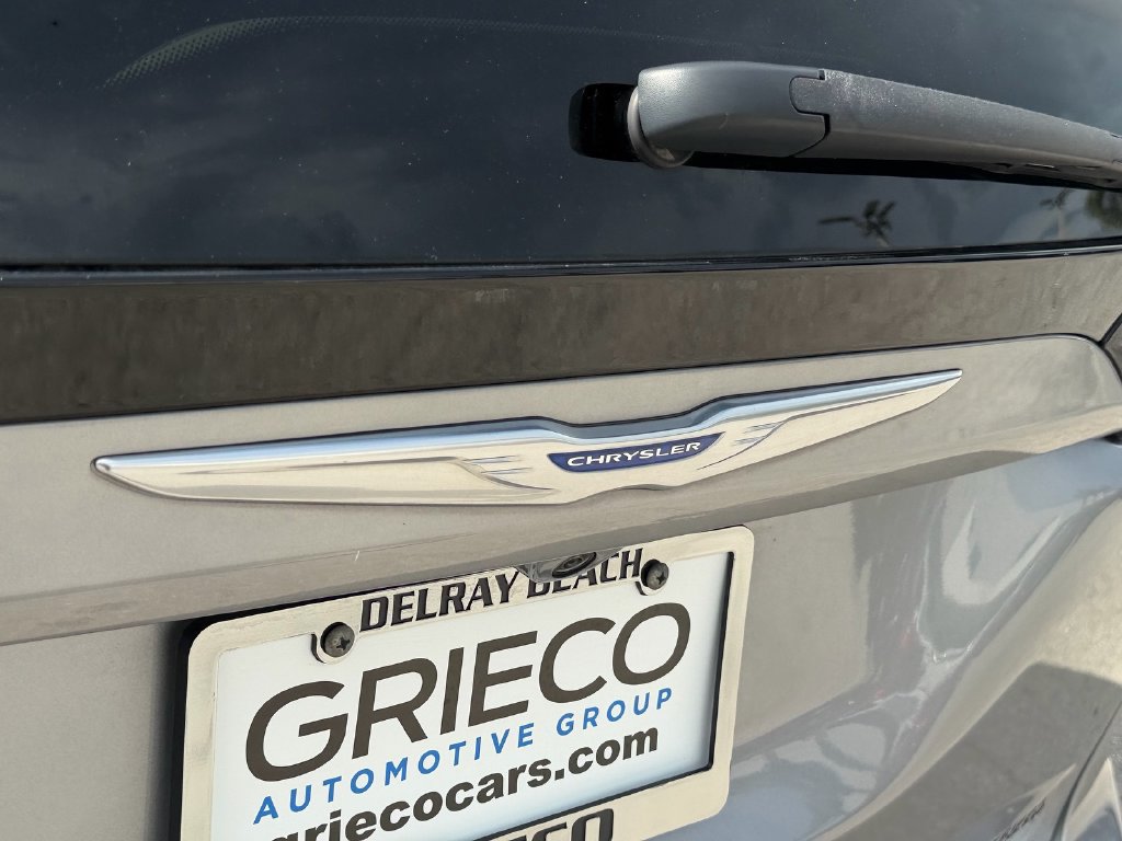 Used 2020 Chrysler Pacifica Touring-L w/ Tire & Wheel Group FWD image 15