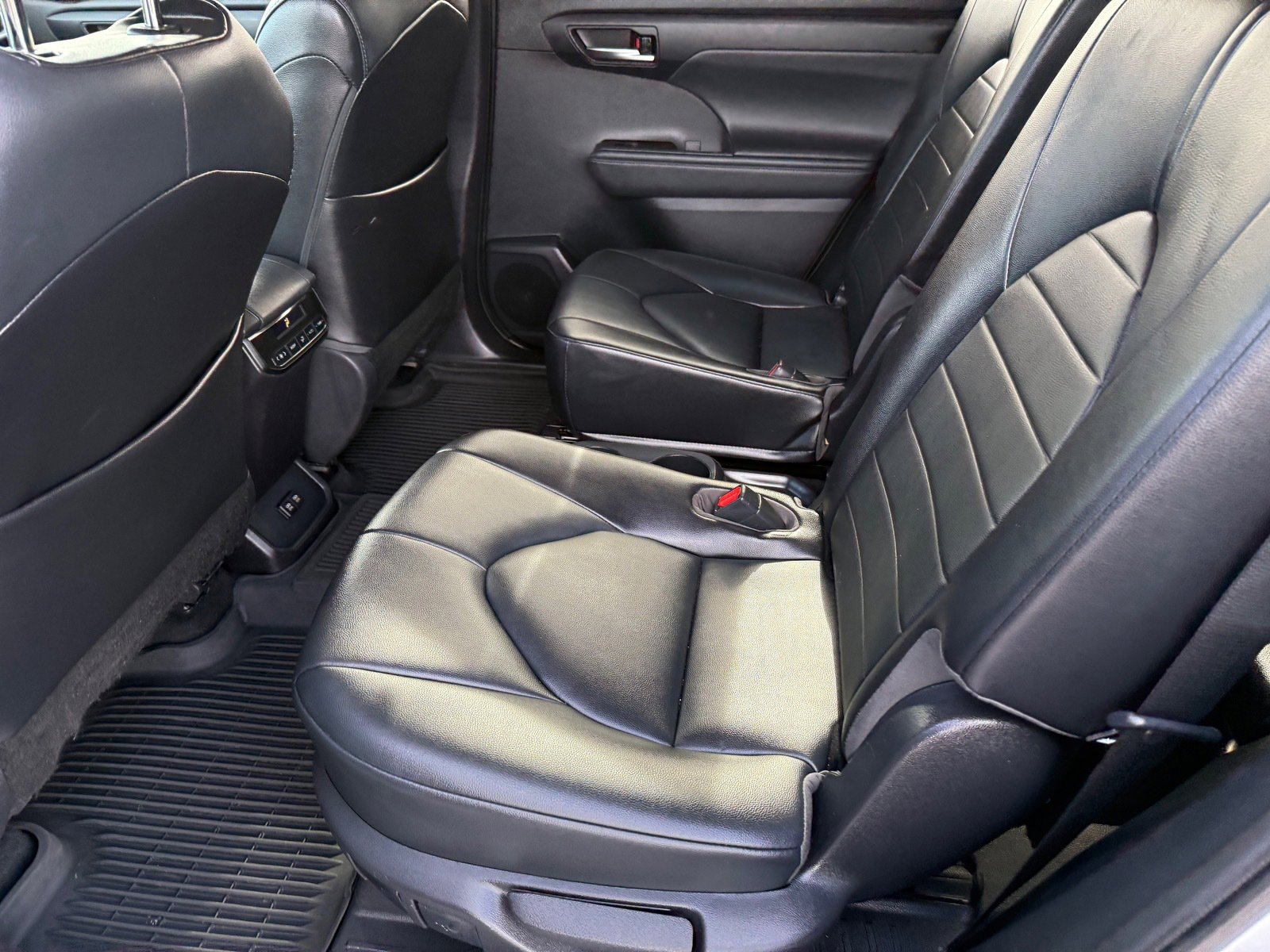 Used 2021 Toyota Highlander XLE image 17