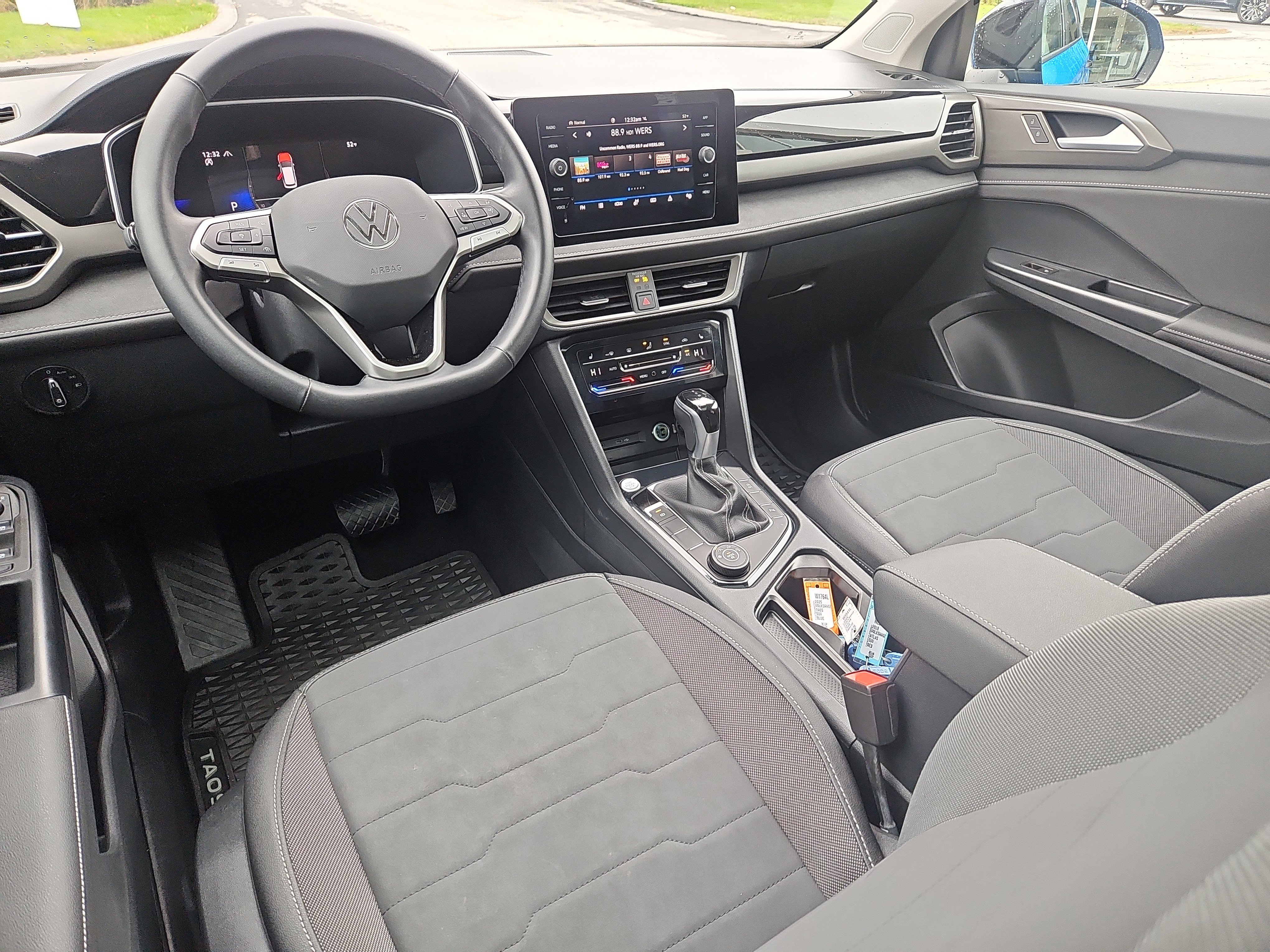 Certified 2025 Volkswagen Taos SE image 4