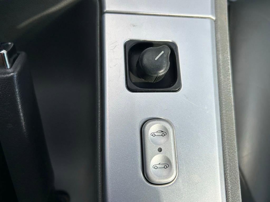 Used 2005 Chrysler Crossfire Limited RWD image 16