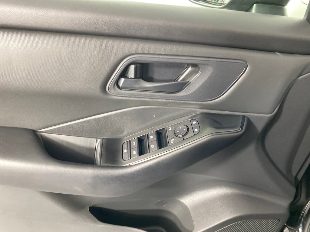 Used 2025 Nissan Rogue S image 10